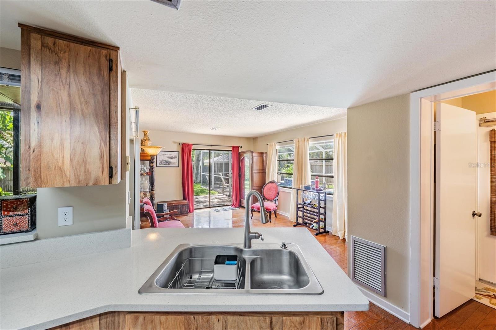 Image 11 of 43 For 1400 Wexford Drive S