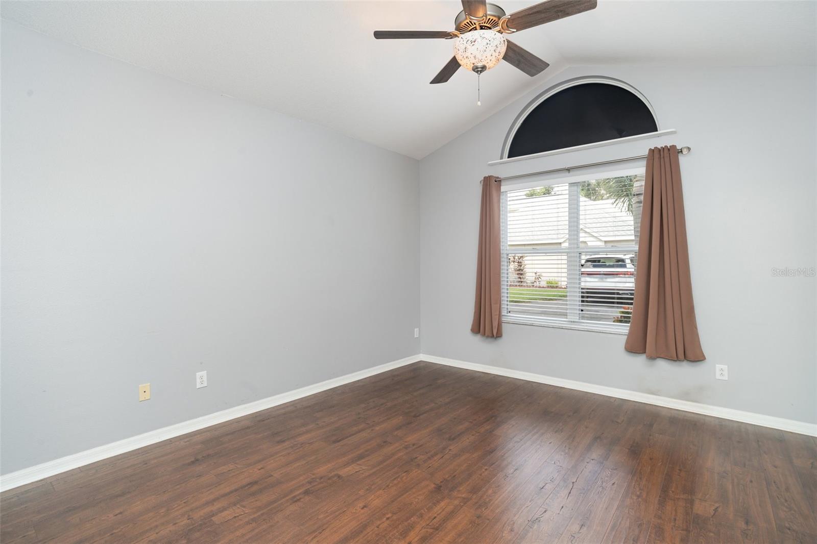 Image 10 of 29 For 814 Silverthorn Lane