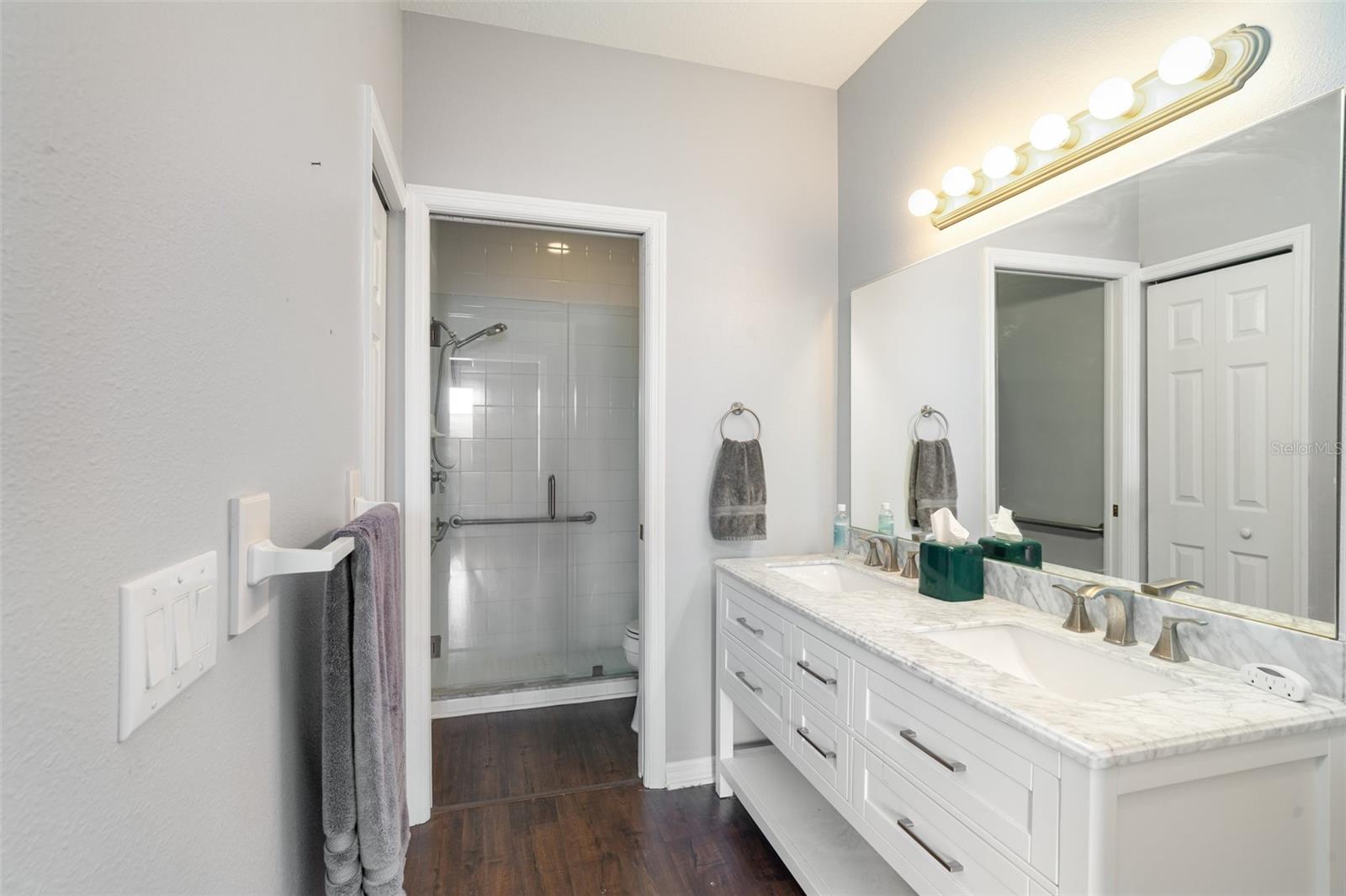 Image 14 of 29 For 814 Silverthorn Lane