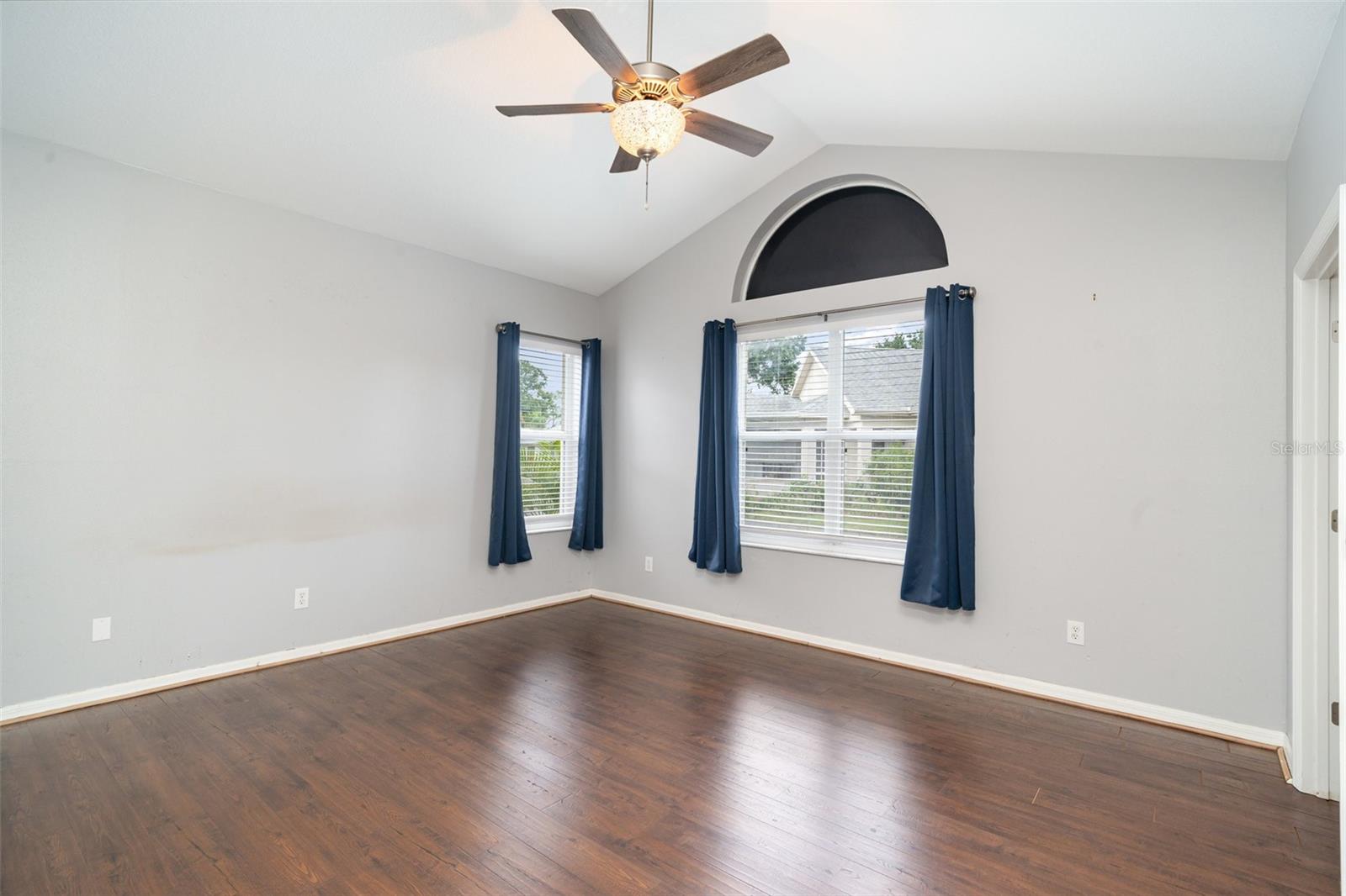 Image 17 of 29 For 814 Silverthorn Lane