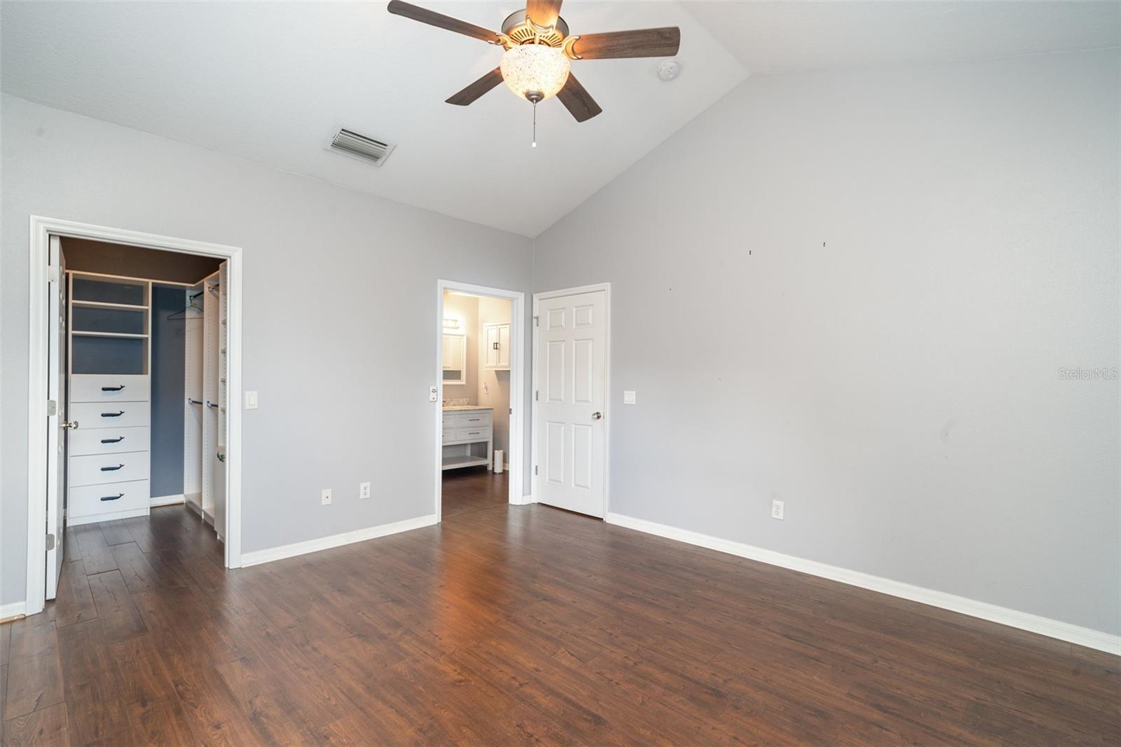 Image 19 of 29 For 814 Silverthorn Lane