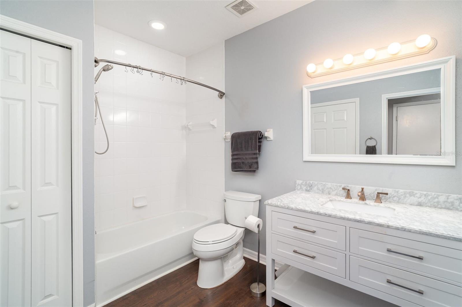 Image 21 of 29 For 814 Silverthorn Lane