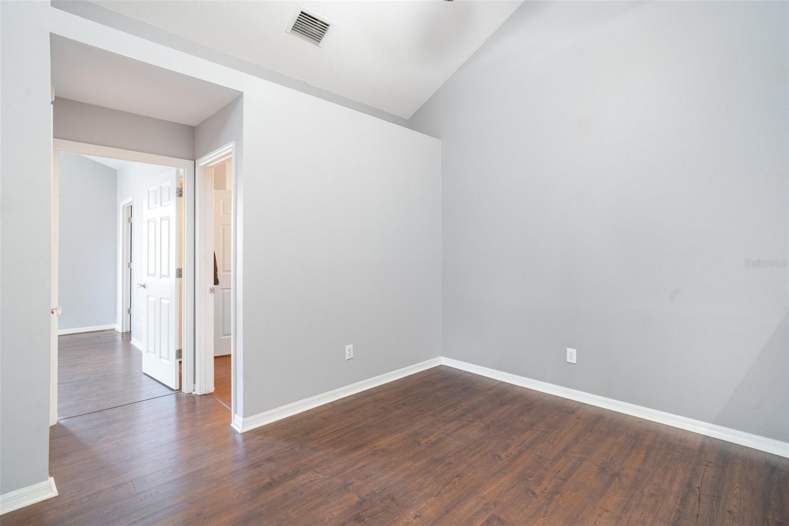 Image 22 of 29 For 814 Silverthorn Lane