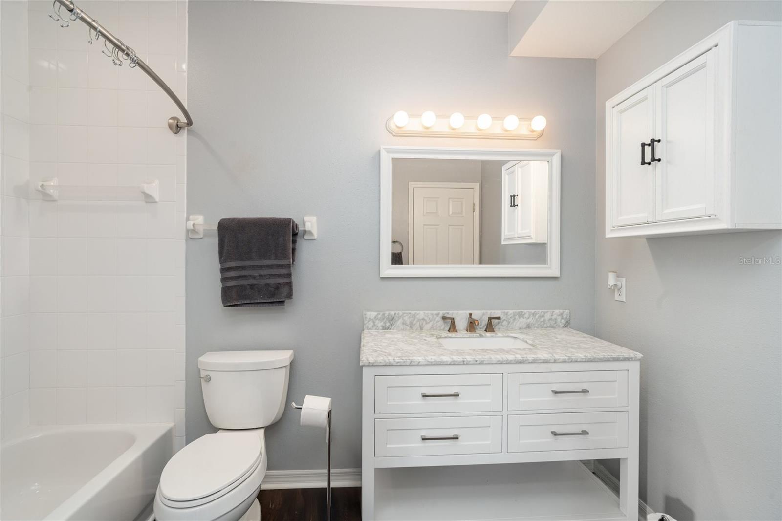 Image 23 of 29 For 814 Silverthorn Lane