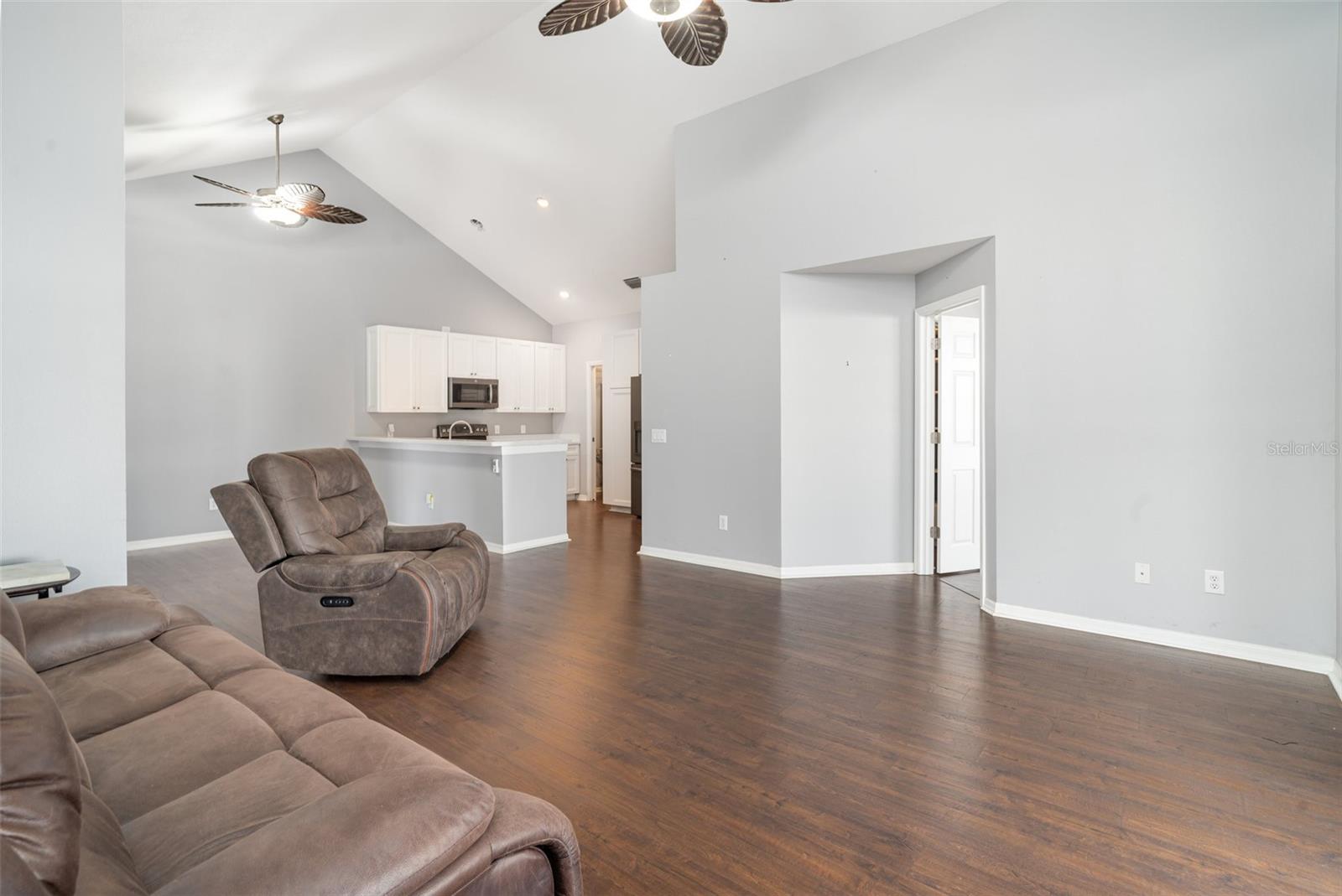 Image 5 of 29 For 814 Silverthorn Lane