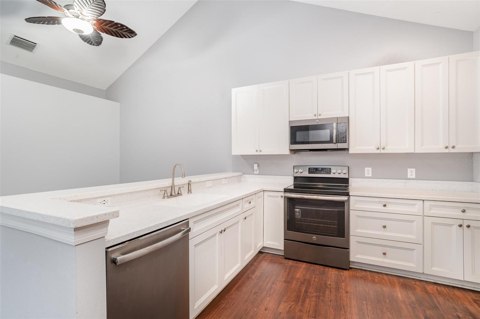 Image 7 of 29 For 814 Silverthorn Lane
