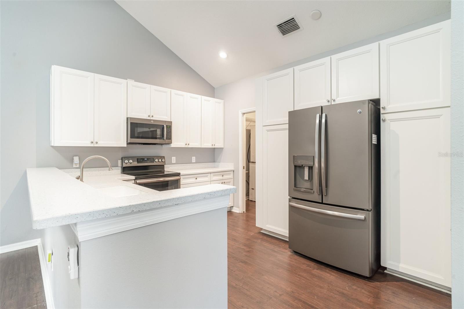 Image 9 of 29 For 814 Silverthorn Lane