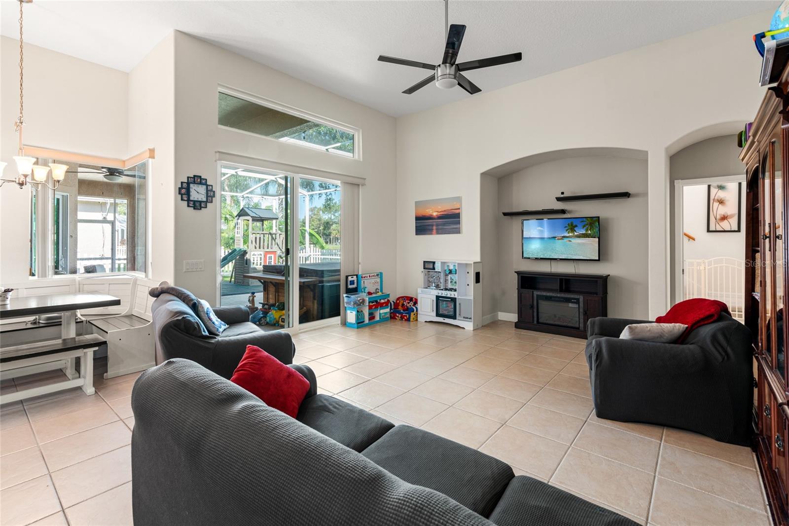 Image 23 of 65 For 18118 Diamond Cove Court