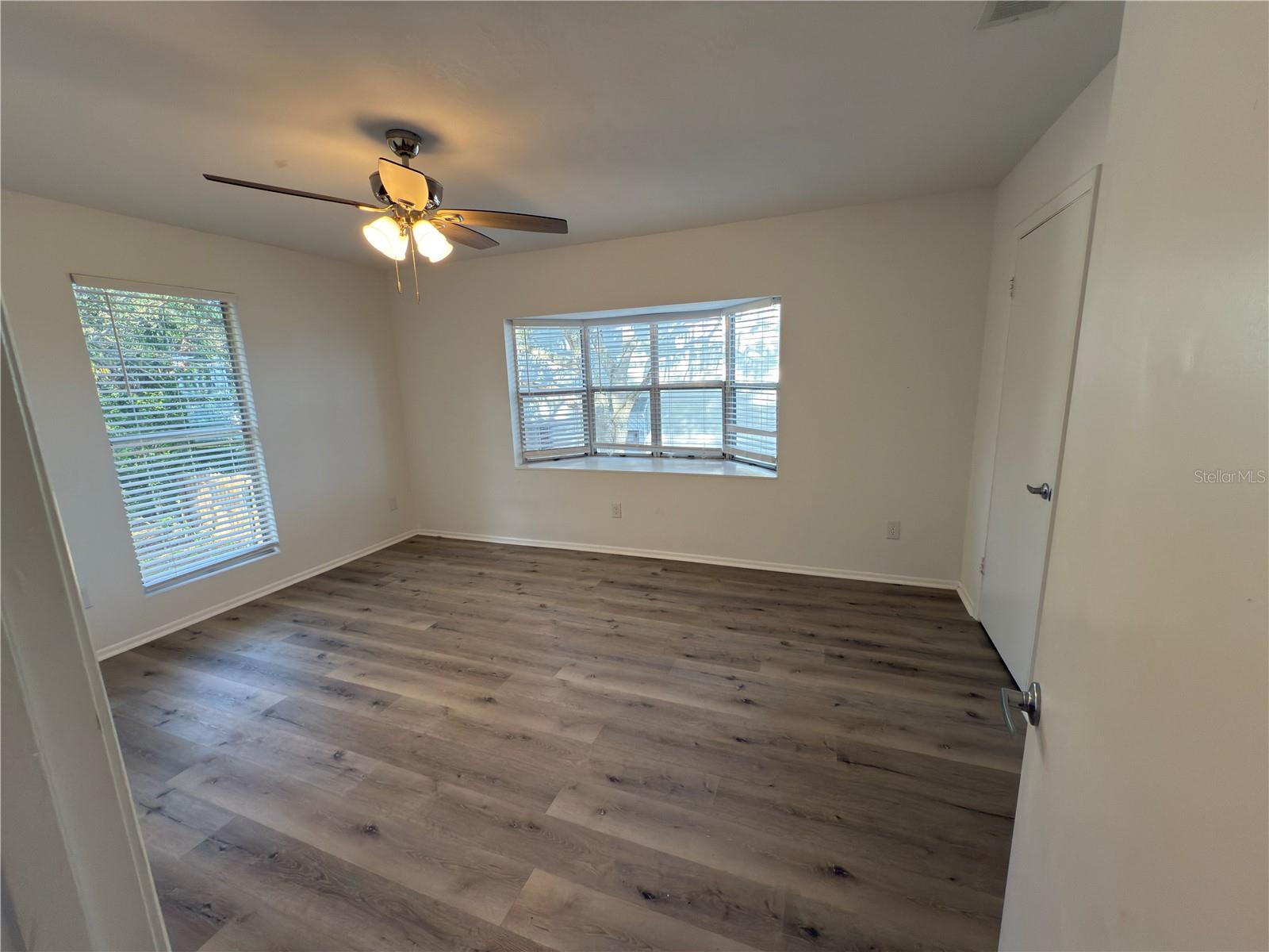 Listing photo id 48 for 3765 Shore Boulevard