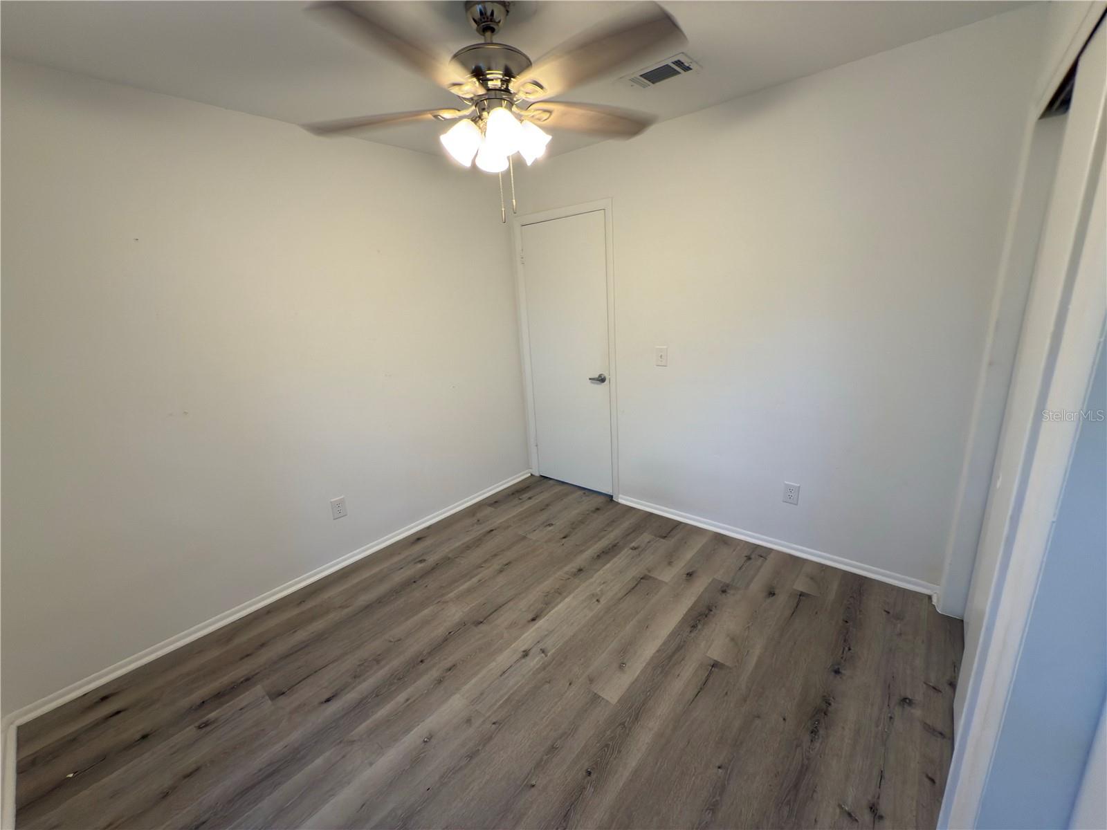 Listing photo id 51 for 3765 Shore Boulevard