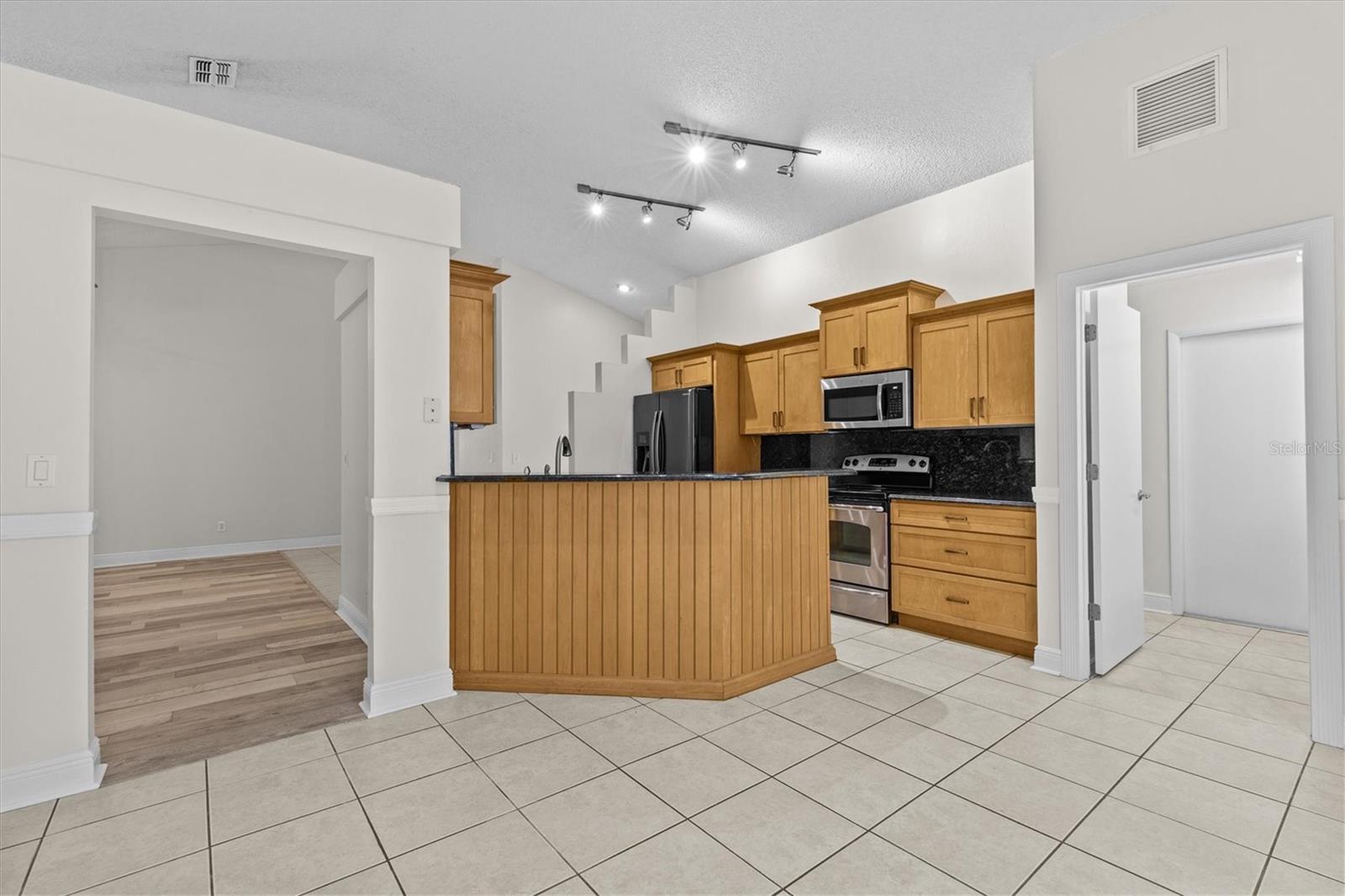 Image 9 of 36 For 1671 Silverwood Street