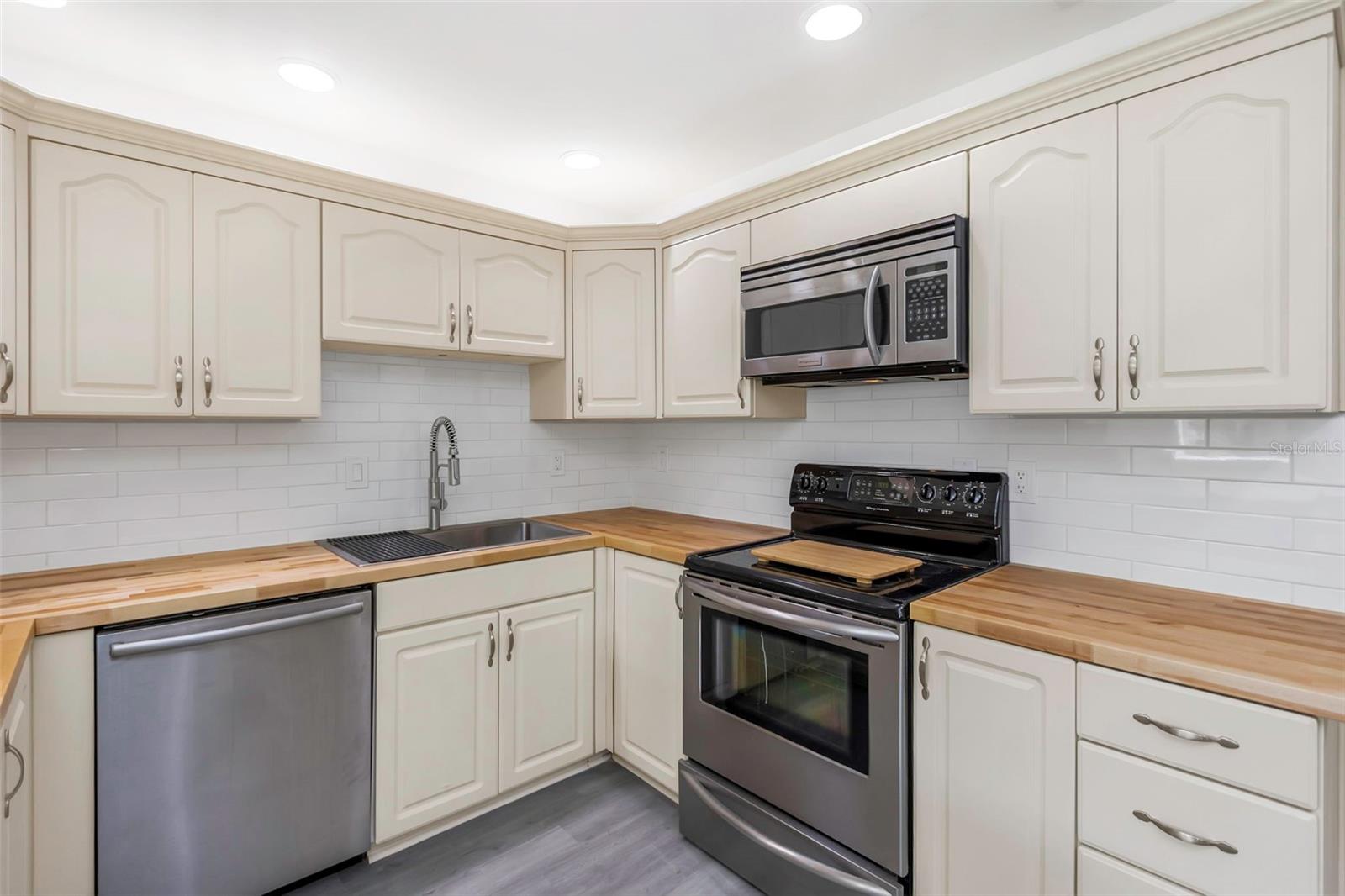 Image 10 of 49 For 3044 Red Oak Court 101