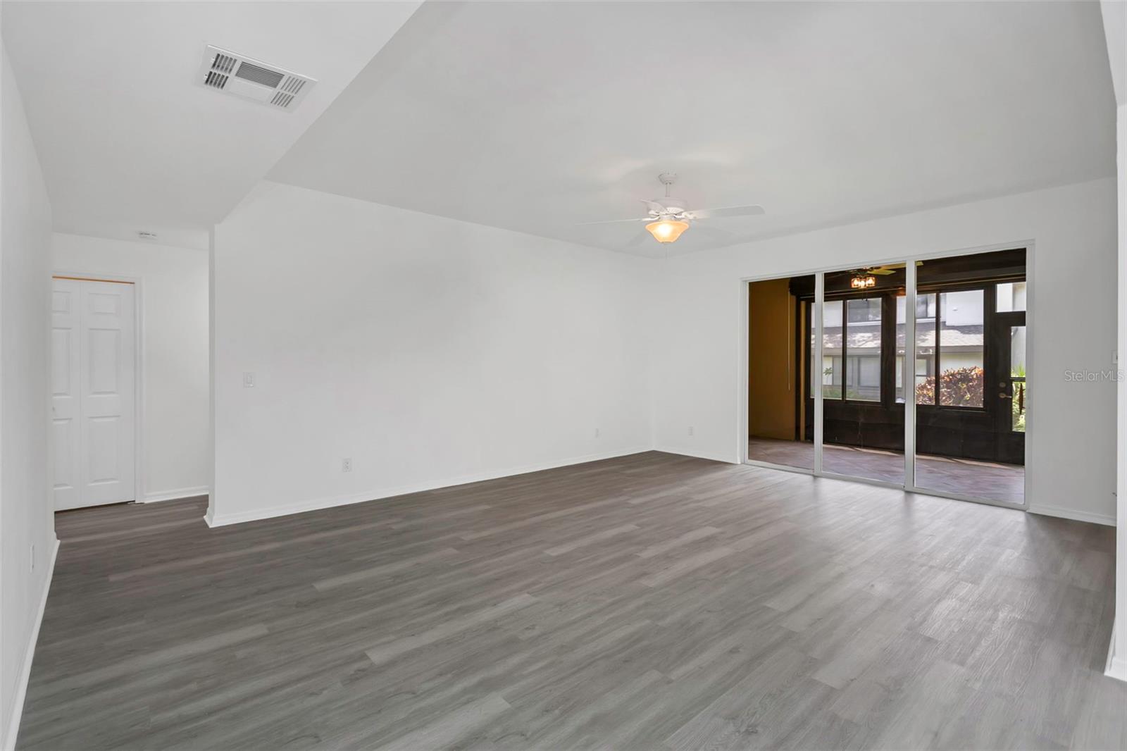 Image 14 of 49 For 3044 Red Oak Court 101
