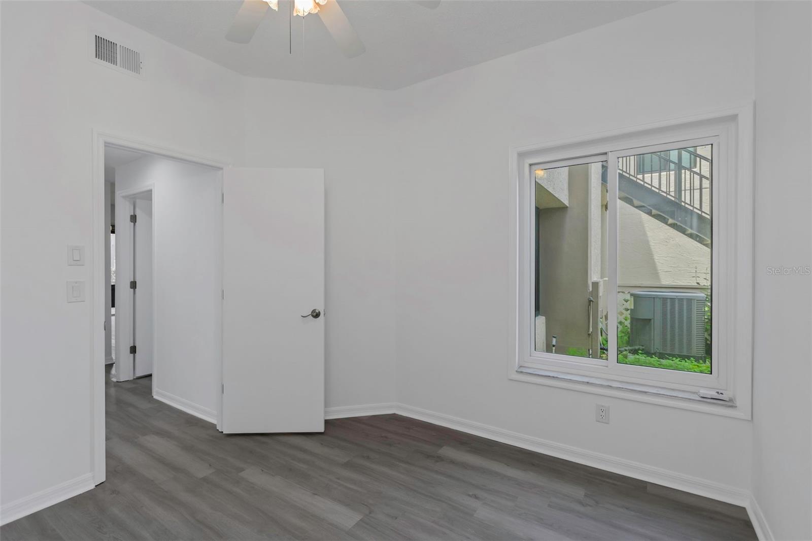 Image 24 of 49 For 3044 Red Oak Court 101