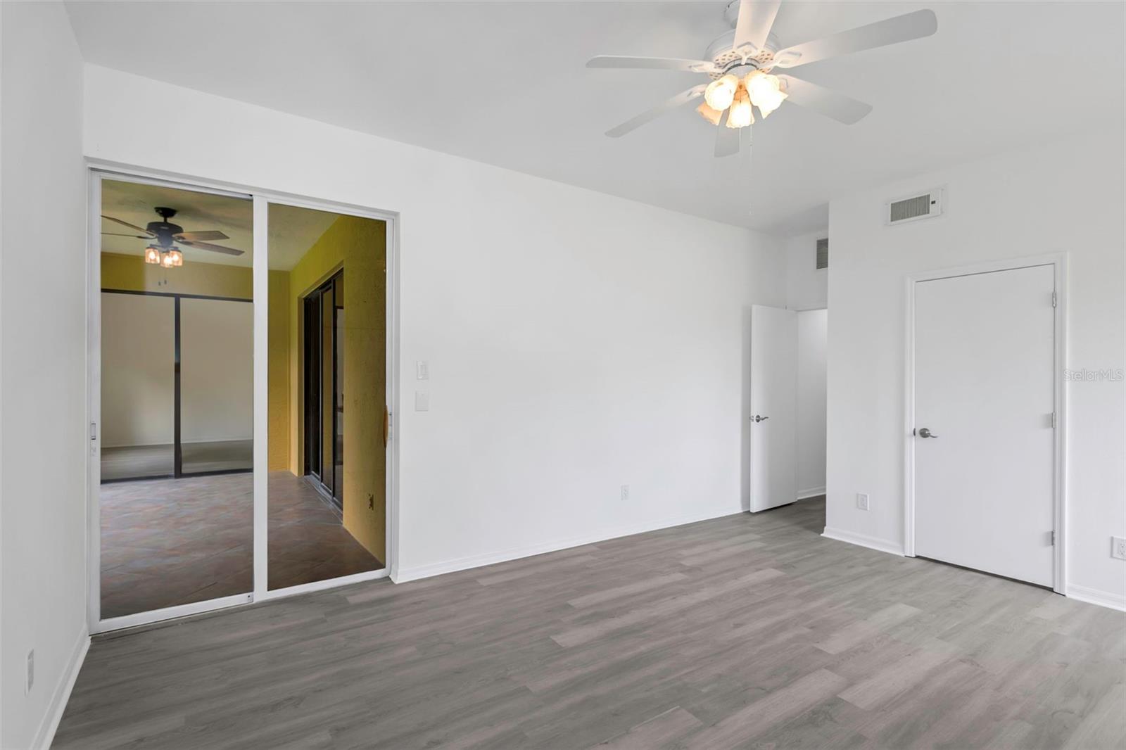 Image 28 of 49 For 3044 Red Oak Court 101