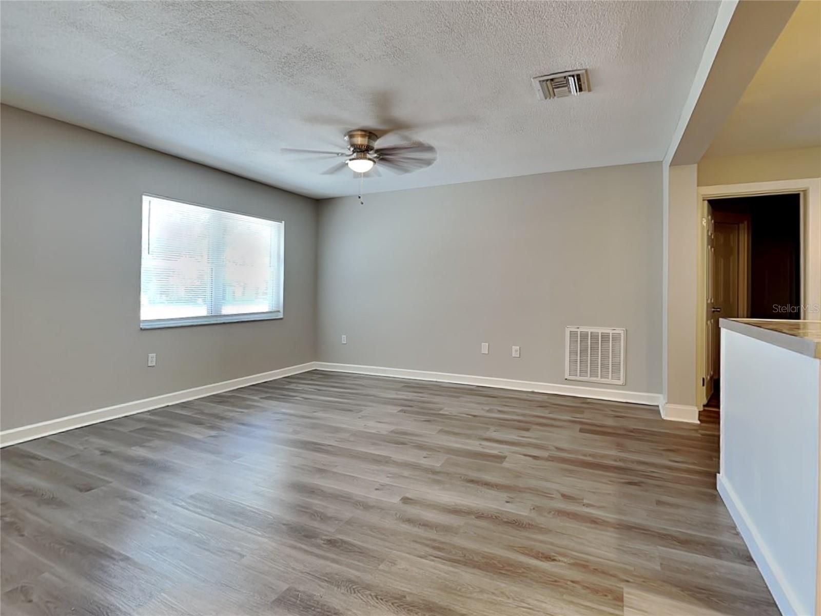 Image 4 of 16 For 105 Ravenway Drive