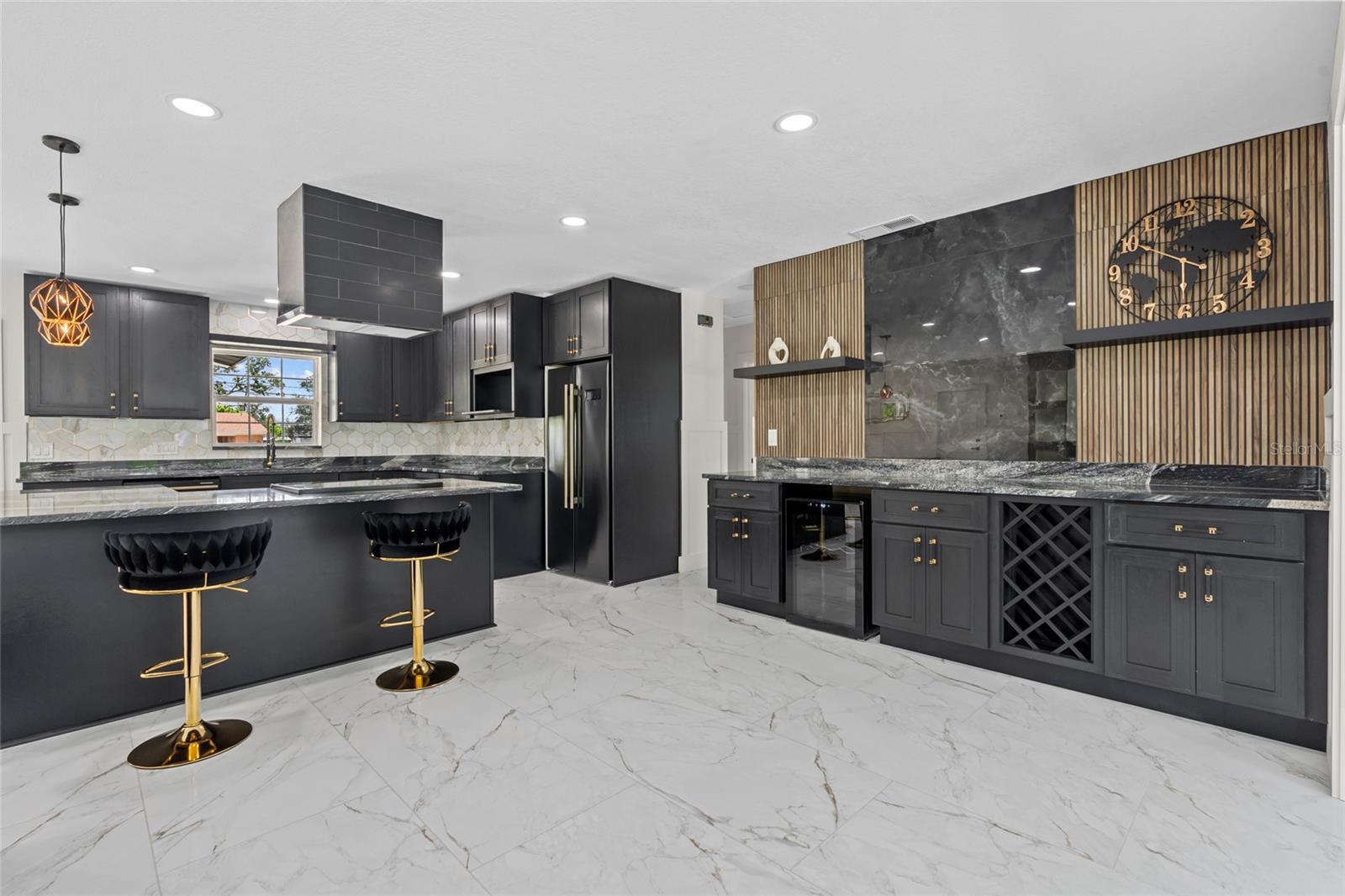 Listing photo id 8 for 4440 Huntington Street Ne