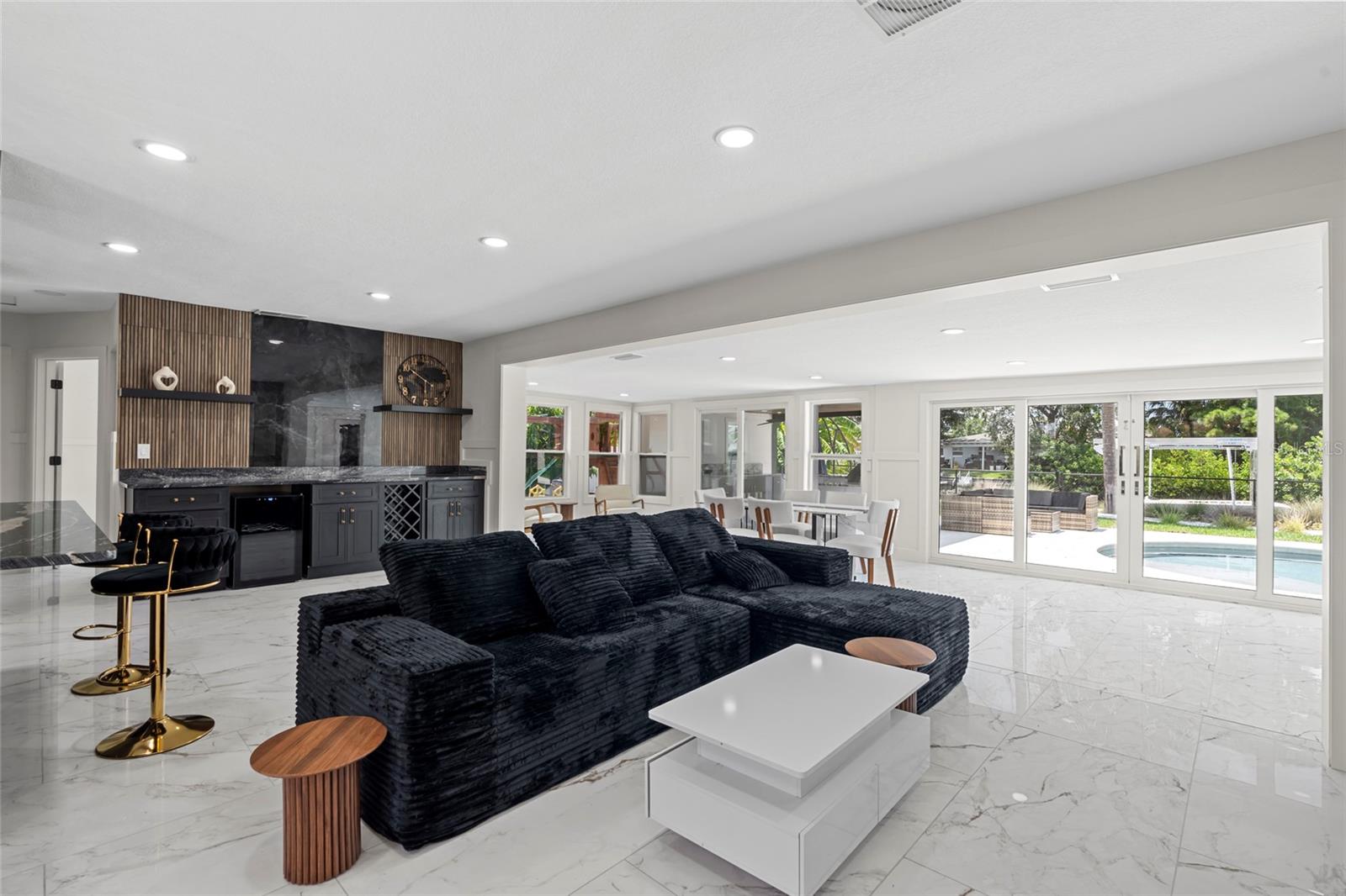Listing photo id 10 for 4440 Huntington Street Ne