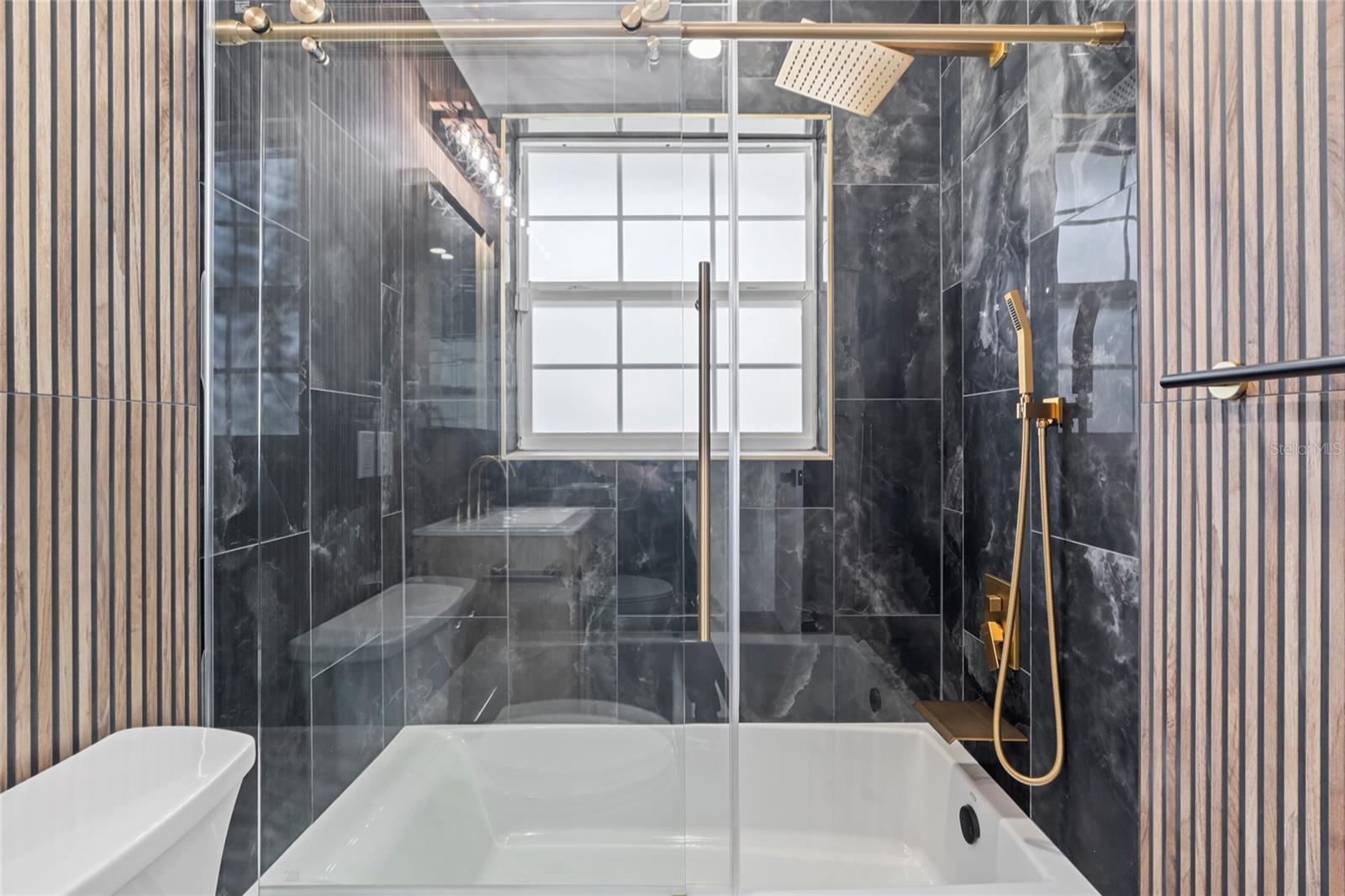 Listing photo id 20 for 4440 Huntington Street Ne
