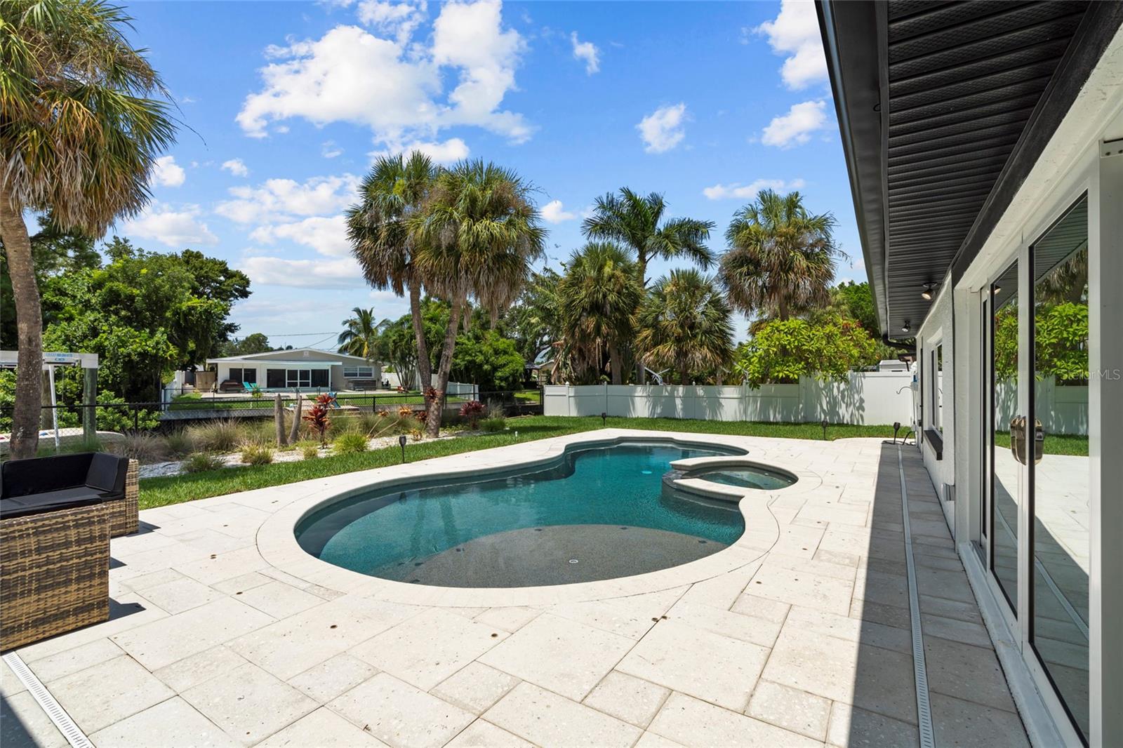 Listing photo id 27 for 4440 Huntington Street Ne