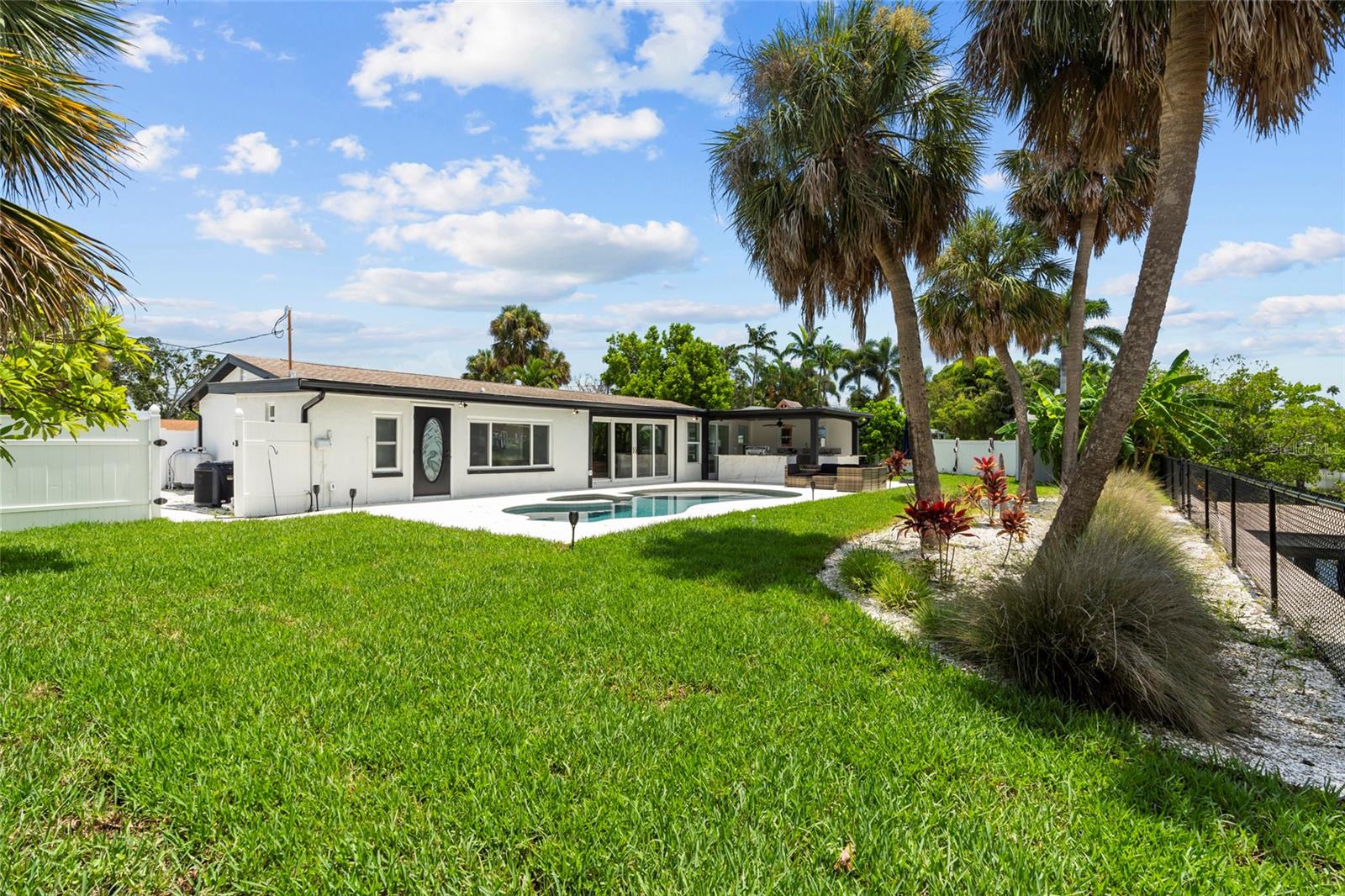 Listing photo id 30 for 4440 Huntington Street Ne