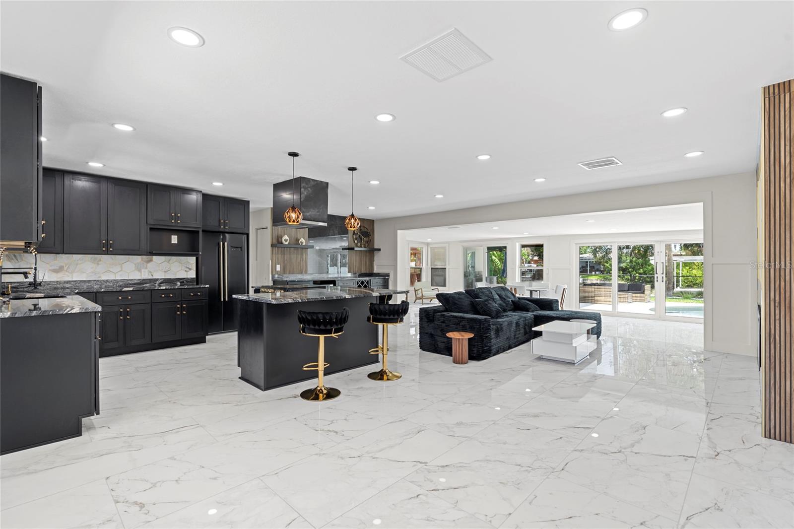 Listing photo id 4 for 4440 Huntington Street Ne