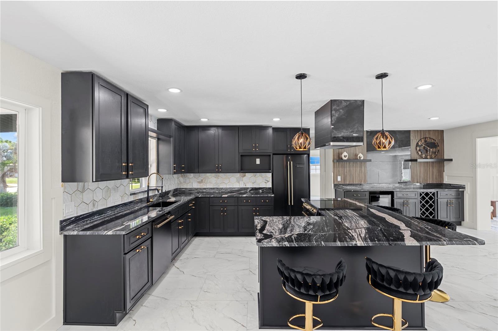 Listing photo id 5 for 4440 Huntington Street Ne