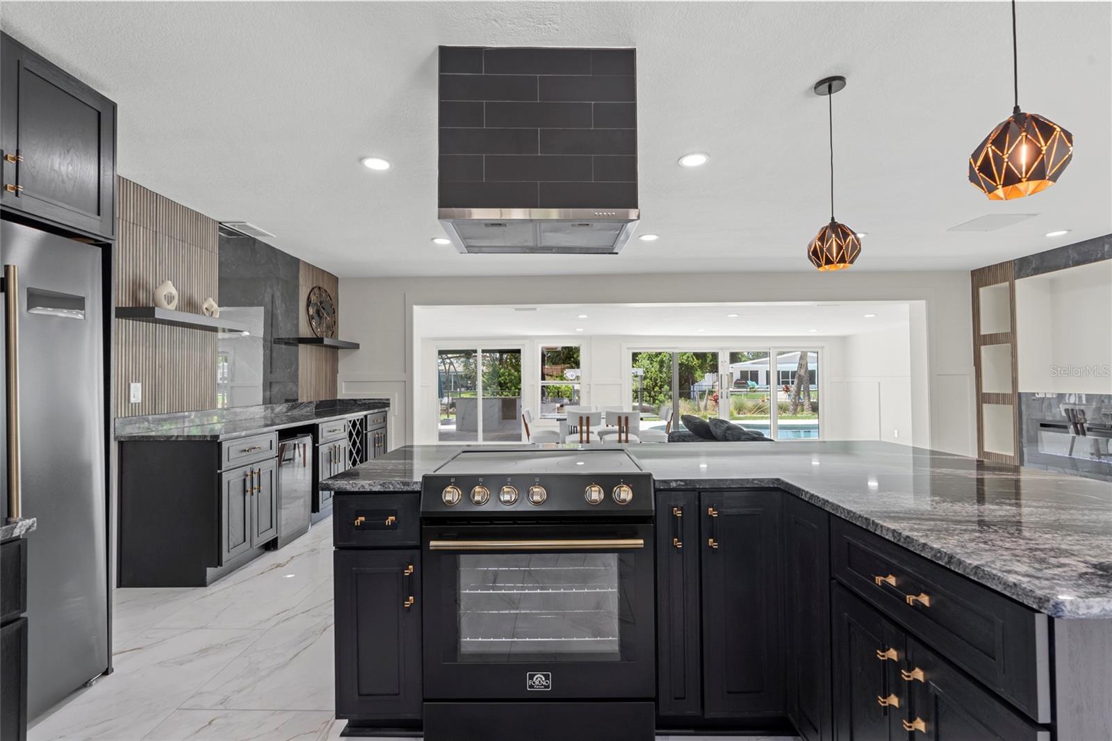 Listing photo id 6 for 4440 Huntington Street Ne