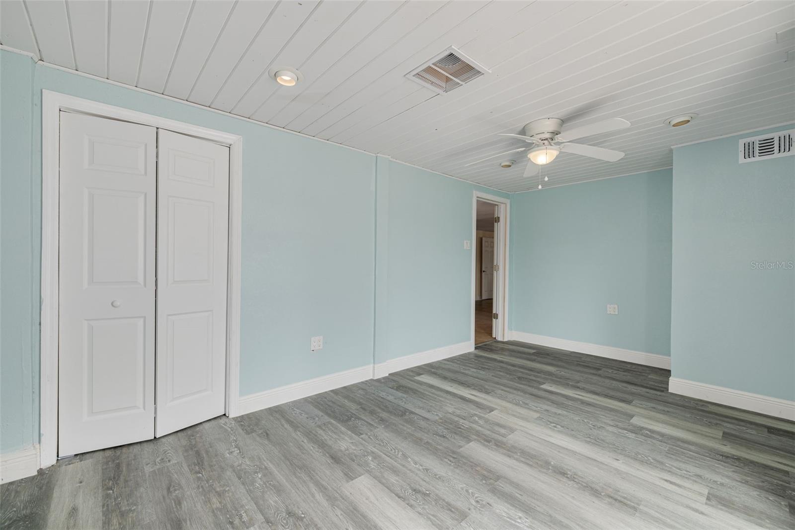 Listing photo id 11 for 8100 Brighton Drive