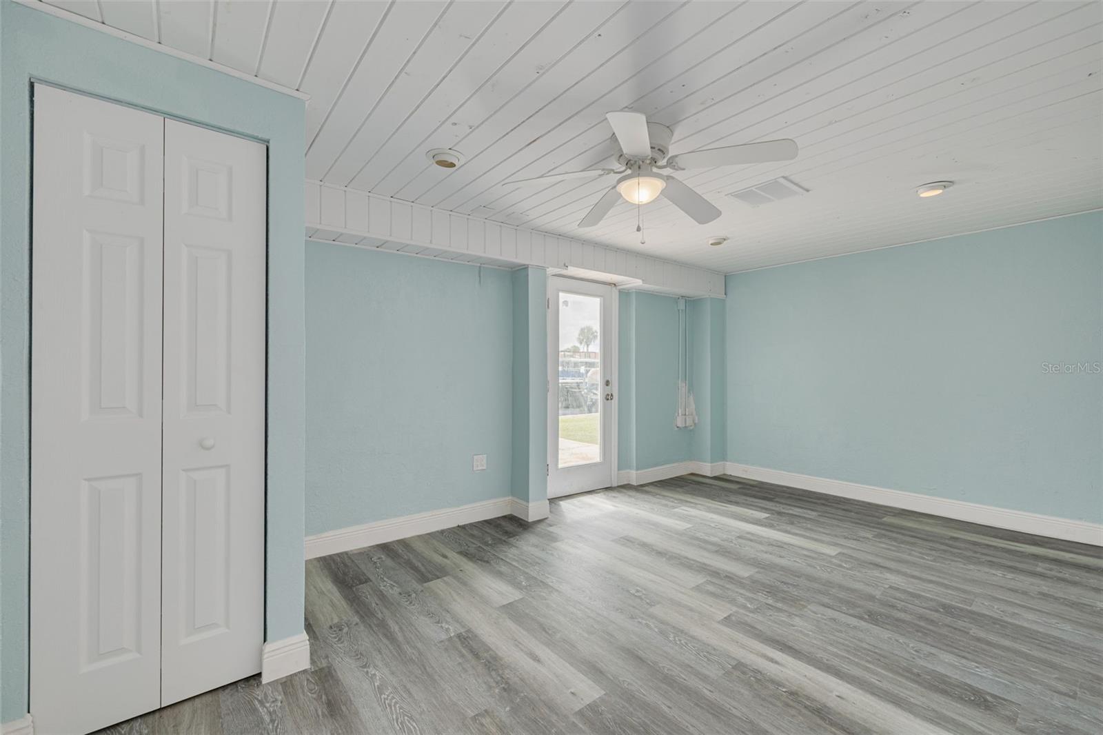 Listing photo id 13 for 8100 Brighton Drive