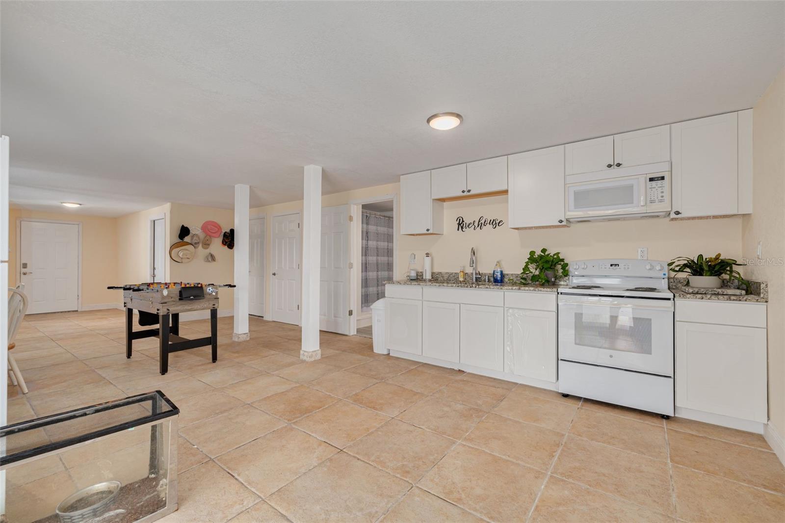 Listing photo id 19 for 8100 Brighton Drive