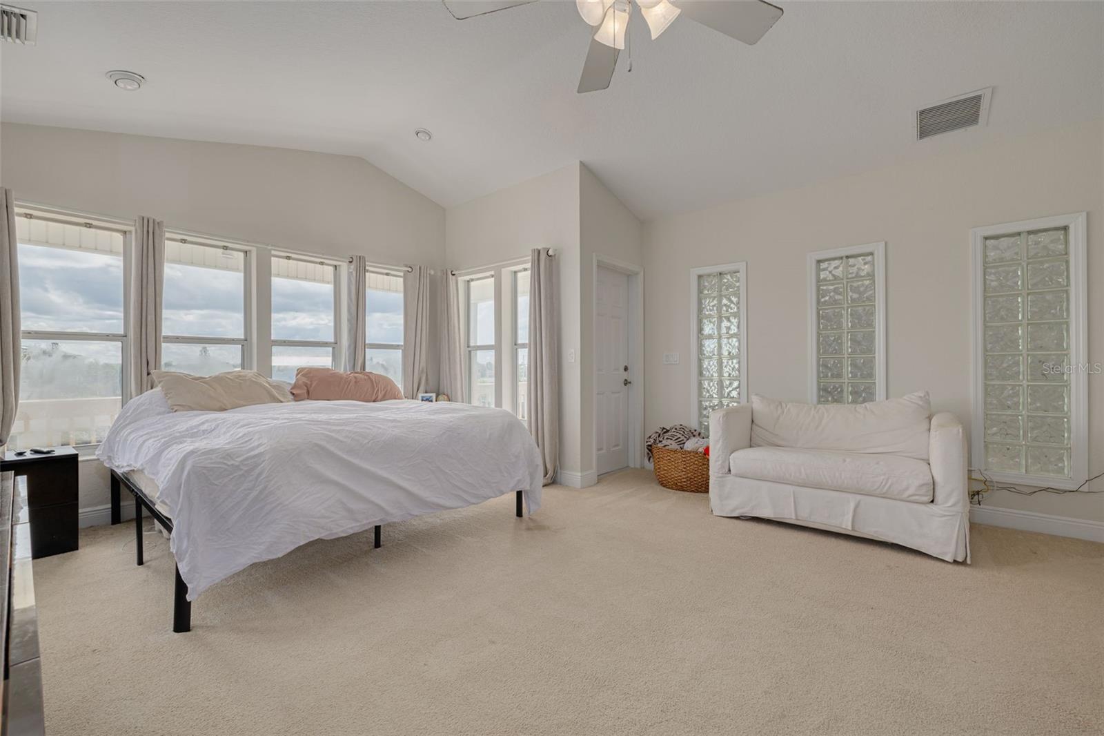Listing photo id 40 for 8100 Brighton Drive