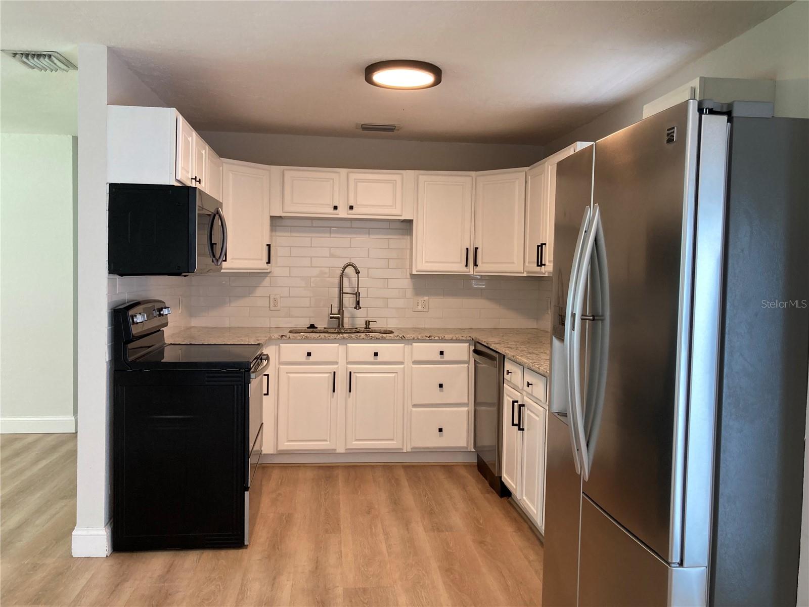Image 5 of 40 For 7131 Orpine Drive N