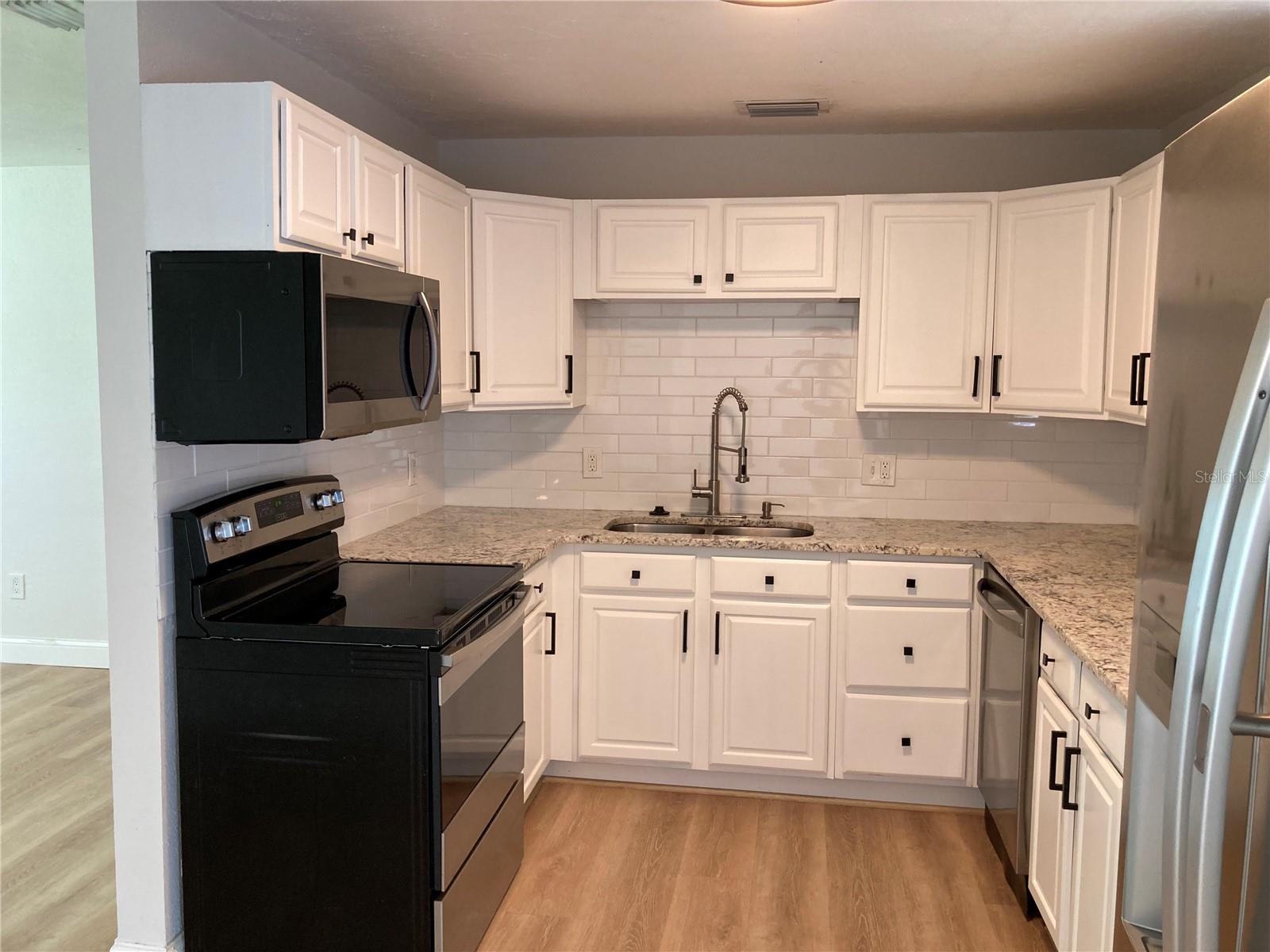 Image 8 of 40 For 7131 Orpine Drive N