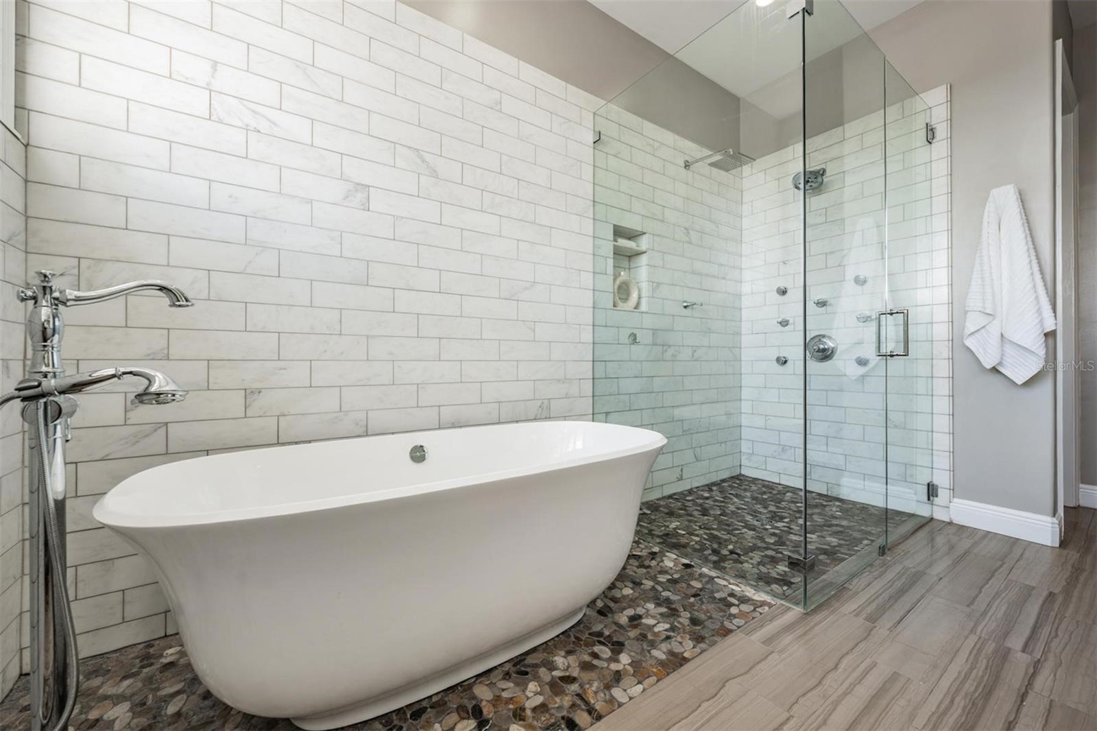Listing photo id 27 for 650 Geneva Place