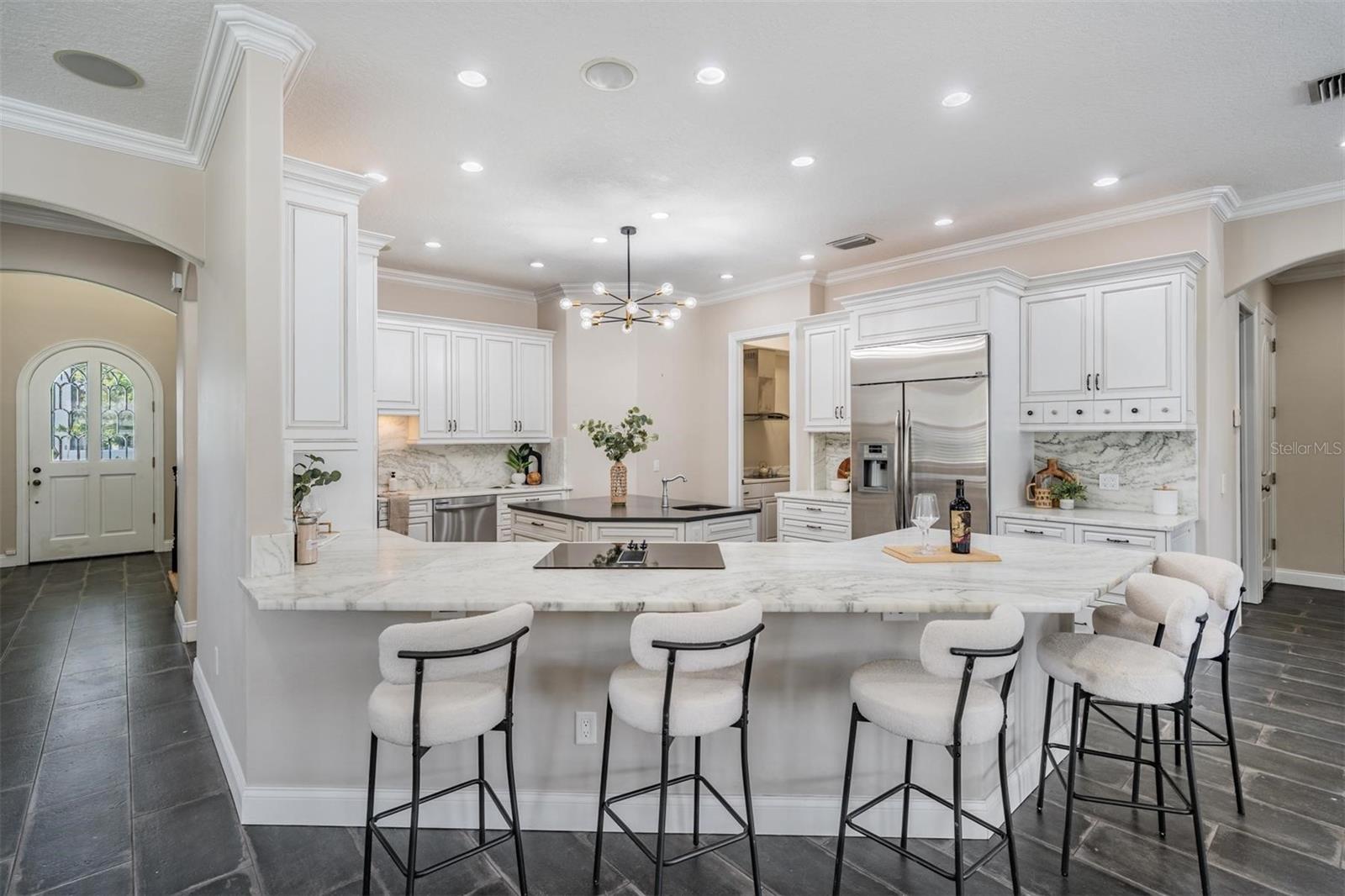 Listing photo id 3 for 650 Geneva Place