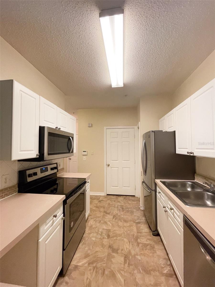 Image 5 of 31 For 18001 Richmond Place Drive 820