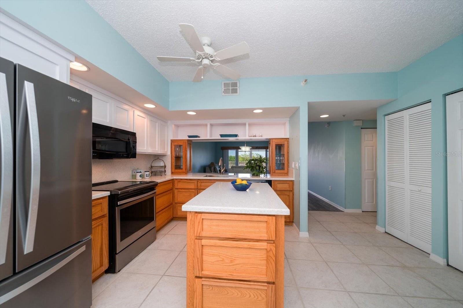Image 8 of 22 For 6550 Shoreline Drive 7105
