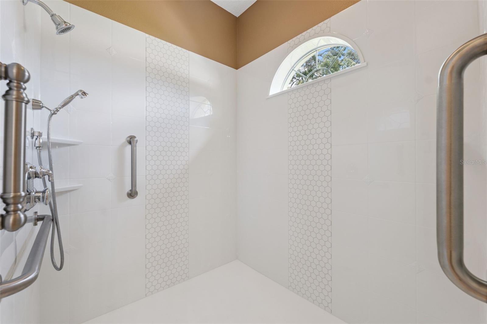 Listing photo id 22 for 18508 Floralton Drive