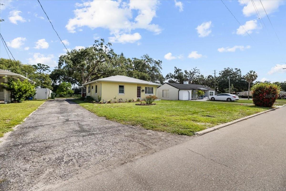 Image 17 of 25 For 1806 19th Avenue W
