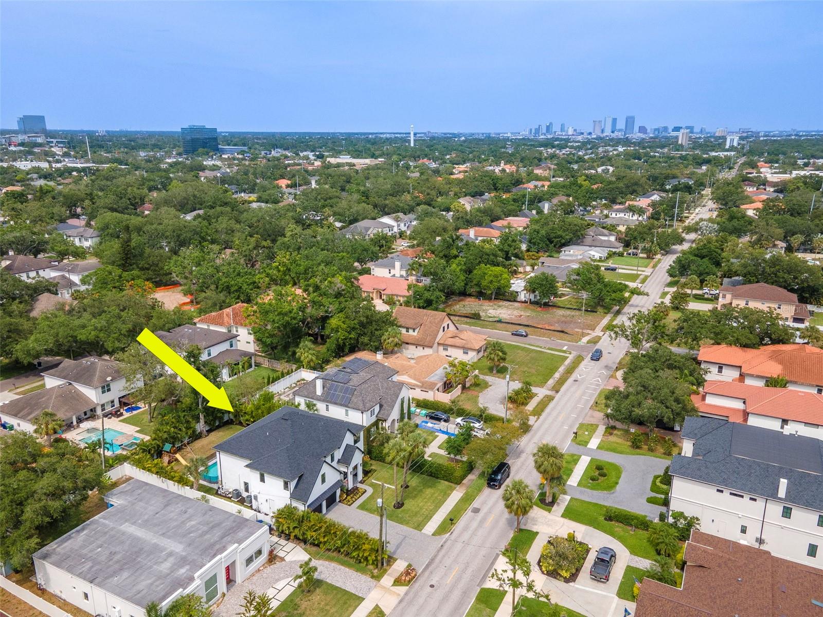 Listing photo id 8 for 4111 -a Swann Avenue