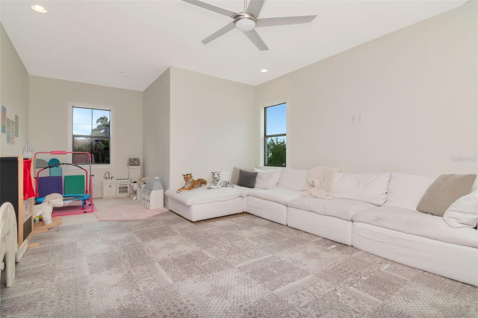 Listing photo id 37 for 4111 -a Swann Avenue