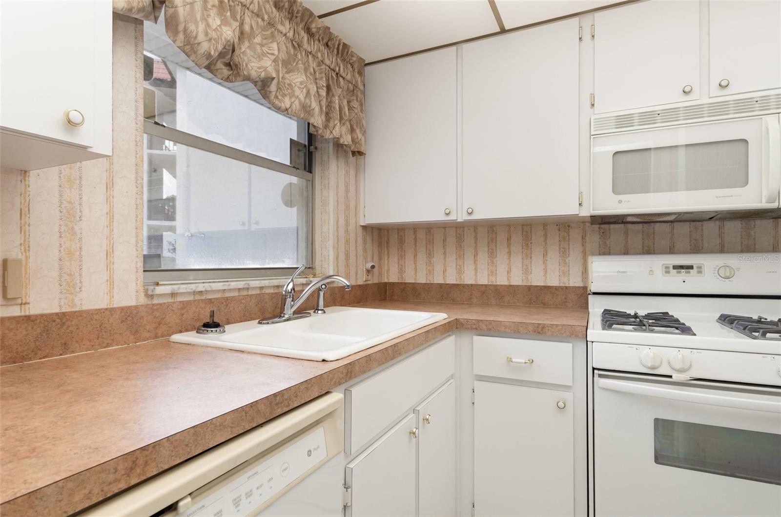 Image 14 of 28 For 100 El Camino Drive 202