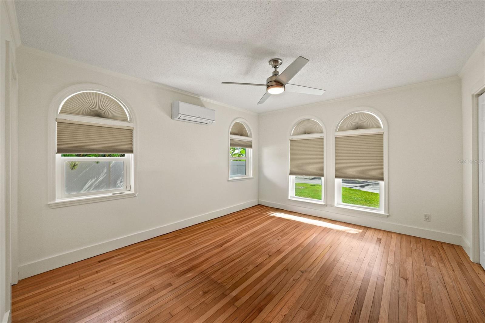 Image 10 of 43 For 976 Narcissus Avenue