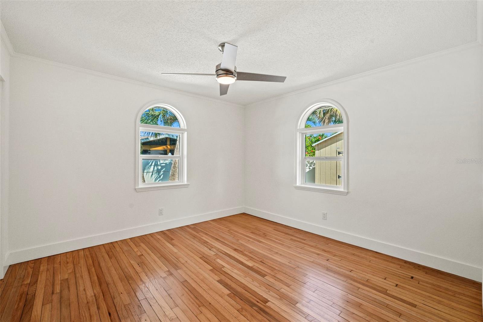 Image 14 of 43 For 976 Narcissus Avenue