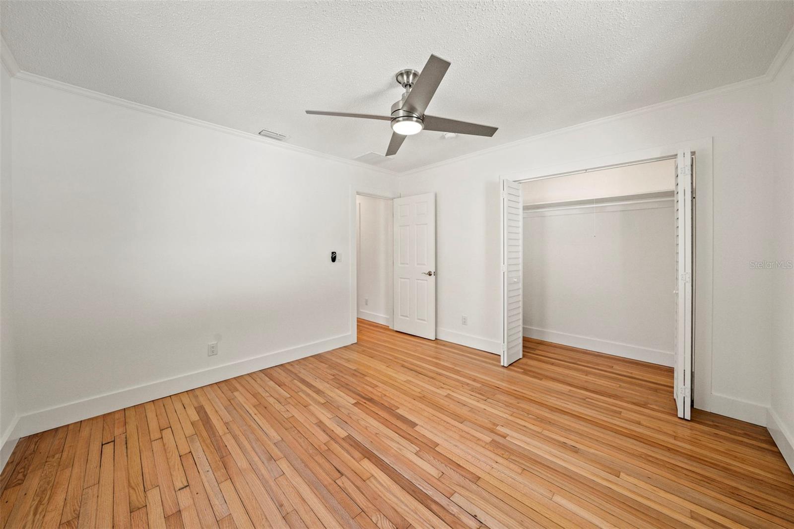 Image 15 of 43 For 976 Narcissus Avenue