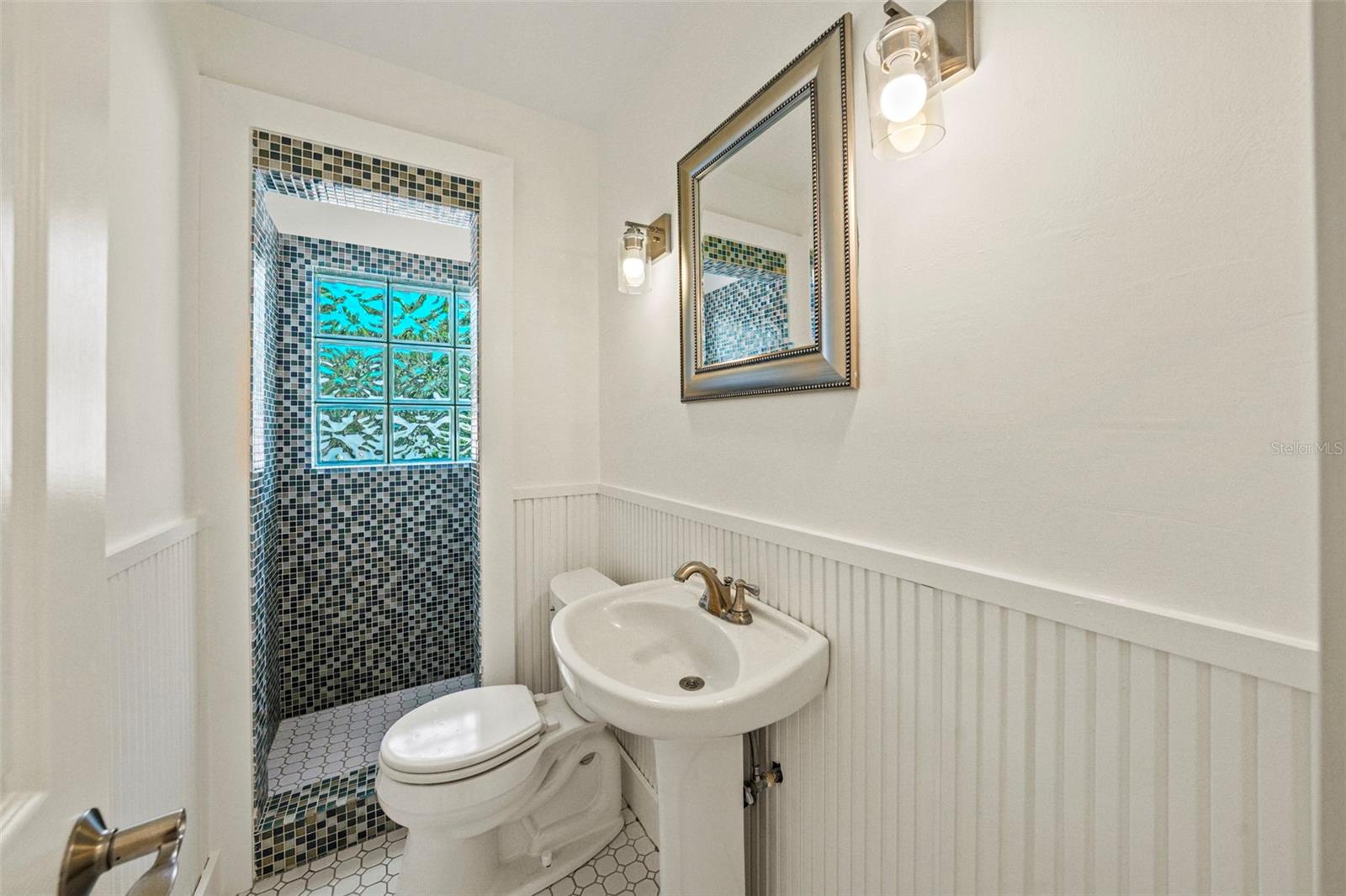 Image 16 of 43 For 976 Narcissus Avenue