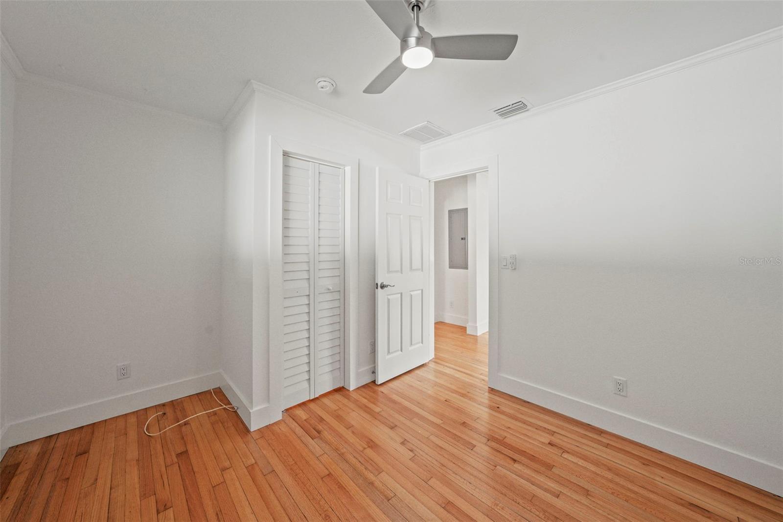Image 17 of 43 For 976 Narcissus Avenue