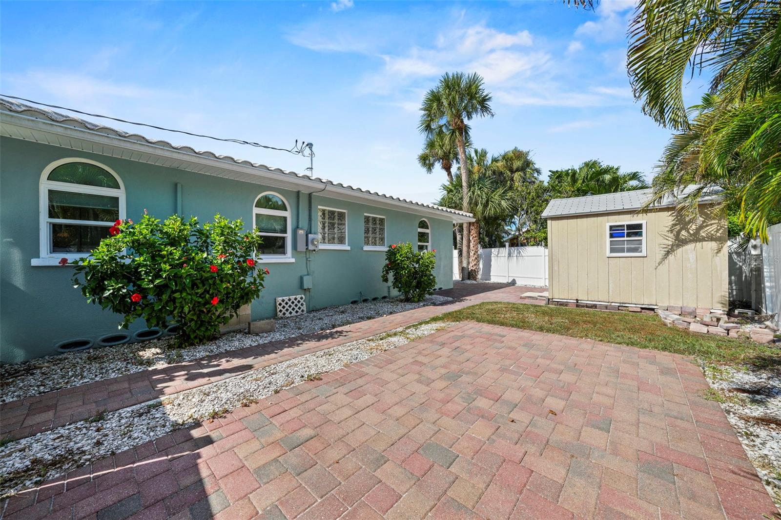 Image 31 of 43 For 976 Narcissus Avenue