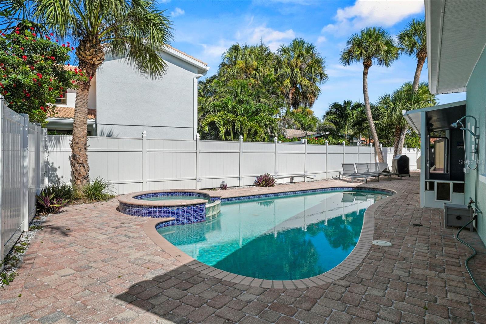 Image 37 of 43 For 976 Narcissus Avenue